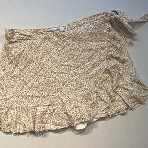 Hollister skort size large floral yellow and white like new